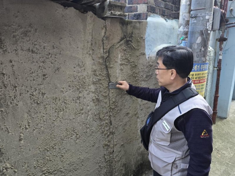 [서울=뉴시스] 지난해 소규모 노후 건축물 직권 안전점검에서 전문가가 현장 점검을 하고 있다. 2025.04.18. (사진=용산구 제공) *재판매 및 DB 금지