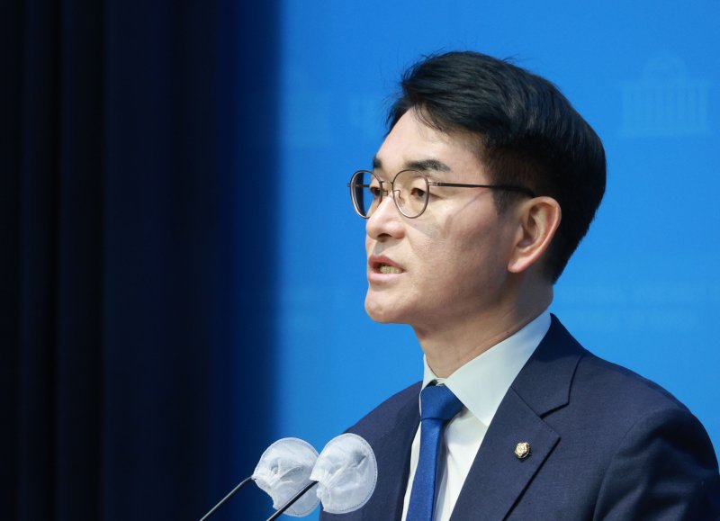 [서울=뉴시스] 조성봉 기자= 박용진 더불어민주당 의원이 17일 서울 국회 소통관에서 '강북을 전략 경선' 관련 입장발표를 하고 있다. 이날 박 의원은 서울 강북을 전략 경선 참여 뜻을 밝혔다. (공동취재) 2024.03.17. photo@newsis.com