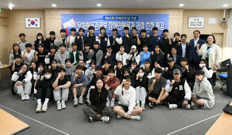 [천안=뉴시스] 행사 후 홍덕호 동문과 특강에 참석한 학생들이 기념사진을 찍고 있다.(사진=백석대학교 제공)2025.04.18. photo@newsis.com *재판매 및 DB 금지