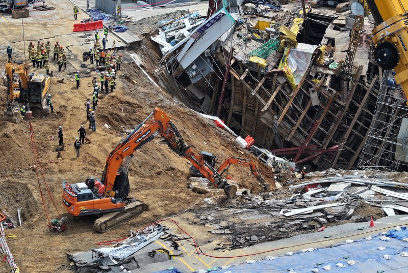 16일 경기 광명시 일직동 신안산선 복선전철 5-2공구 붕괴 현장에서 소방관 등 관계자들이 실종자 수색 작업을 이어가고 있다. 2025.4.16/뉴스1 ⓒ News1 이동해 기자