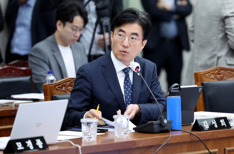 [안동=뉴시스] 이무열 기자 = 김성회 더불어민주당 의원이 17일 오전 경북 안동시 경북도청에서 열린 국회 행정안전위원회의 경북도에 대한 국정감사에서 질의하고 있다. 2024.10.17. lmy@newsis.com
