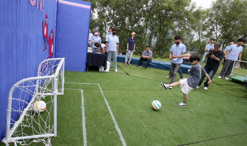 [서울=뉴시스]시각장애인 축구 종목 체험. (사진=대한장애인체육회 제공)