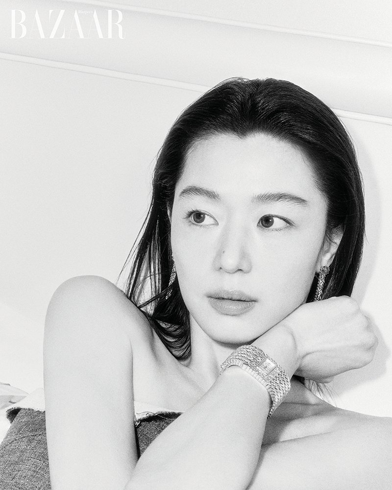 전지현, 누드톤 오프숄더 드레스로 뽐낸 섹시미 "관리? 꾸준함 가장 중요"