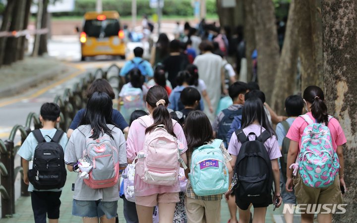 [서울=뉴시스] 서울 시내 한 초등학교에서 수업을 마친 학생들이 하교하는 모습. 위 사진은 기사와 관련없음. (사진=뉴시스 DB.) 2024.01.03. photo@newsis.com *재판매 및 DB 금지 /사진=뉴시스