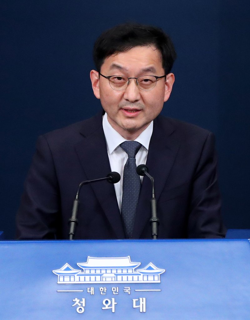 [서울=뉴시스]추상철 기자 = 윤창렬 LG 글로벌전략개발원장. 사진은 국무조정실 국무2차장 시절 청와대에서 브리핑을 하는 모습. 2021.04.16. scchoo@newsis.com