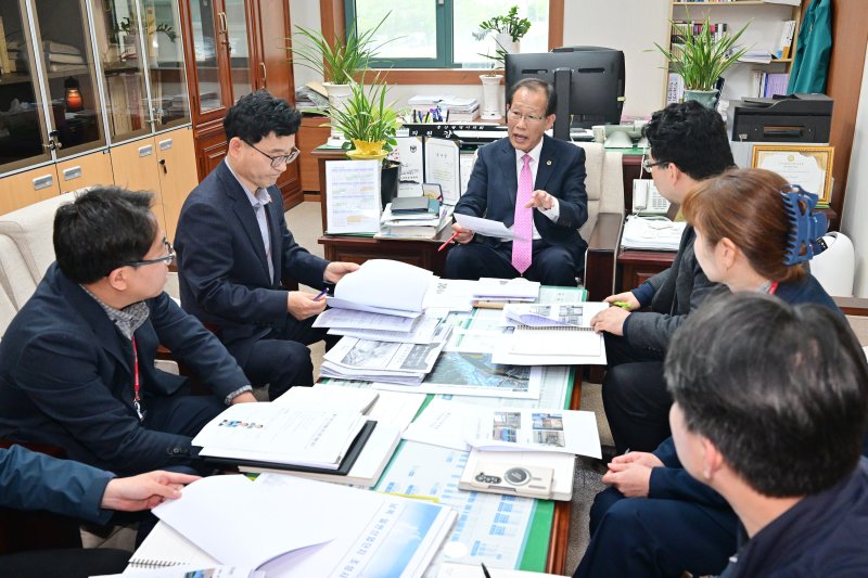 울산시의회 강대길 의원은 18일 오후, 의회 2층 의원연구실에서 시 관계 부서와 함께 ‘울산 지역 유기동물 관리 방안’을 모색했다.(울산시의회 제공. 재판매 및 DB금지)/뉴스1