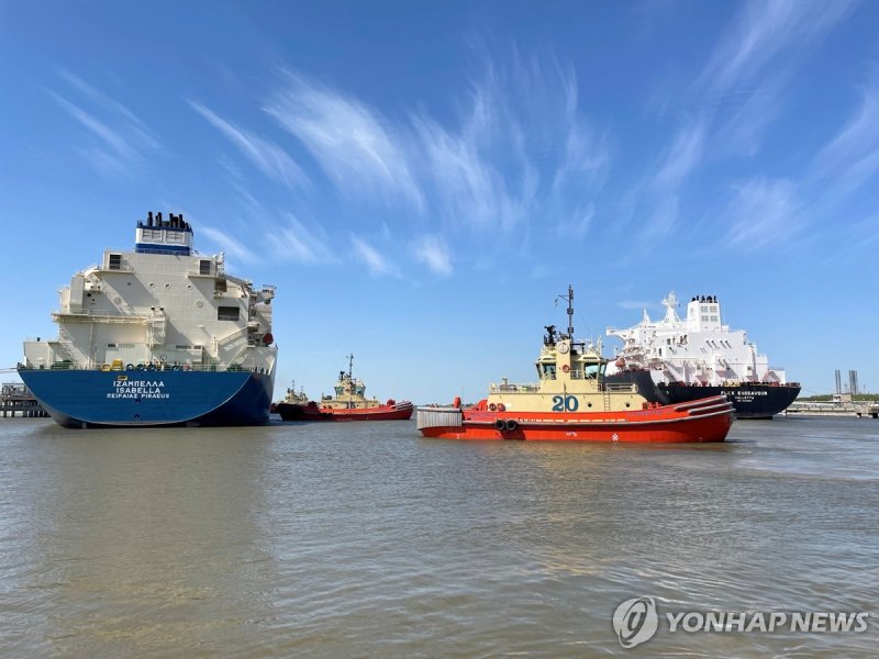 미국 루이지애나주의 LNG 수출 공장 인근에서 LNG선이 예인선의 안내를 받아 이동하는 모습. 기사 내용과 직접 관련 없음. (출처=연합뉴스)