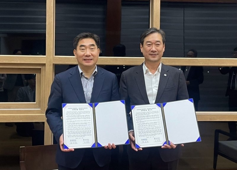 이병운 순천대 총장(왼쪽)과 송하철 목포대 총장이 '대학 통합·통합 의대 추진' 합의 후 기념사진을 찍고 있다.(목포대 제공)