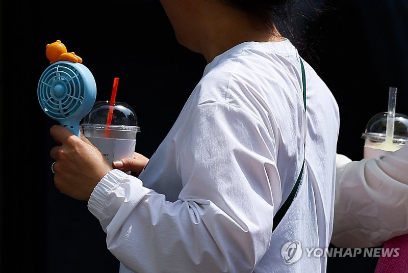 손풍기 꺼내볼까 (출처=연합뉴스)
