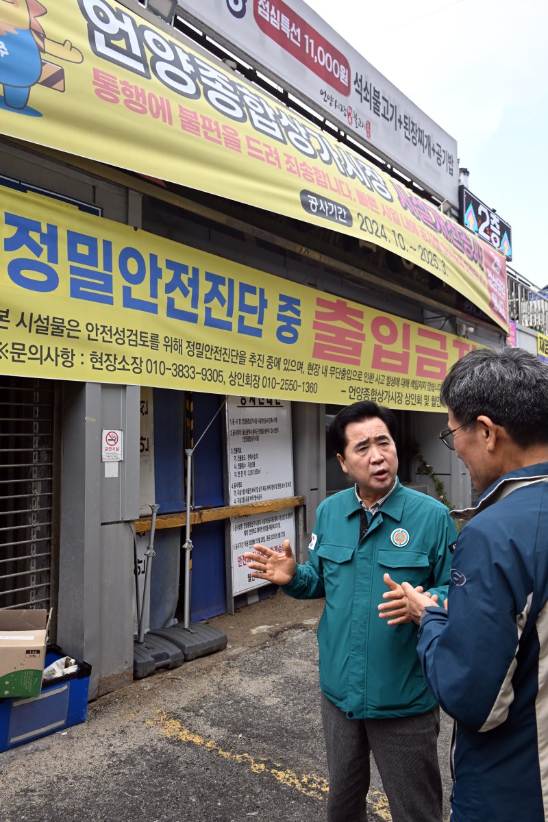 울주군의회 김영철 의원이 언양알프스시장을 찾아 상인들의 애로 사항을 청취하고 있다.(울주군의회 제공·재판매 및 DB금지)
