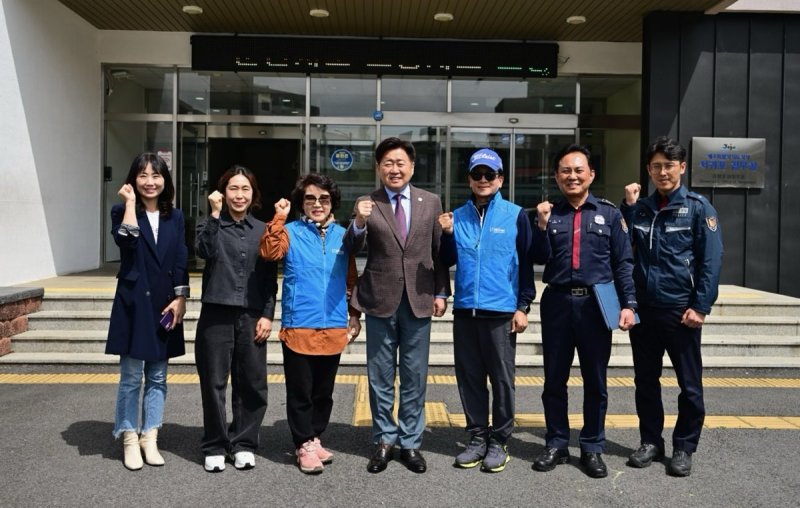오영훈 제주지사와 김찬부·윤현숙 대원 (출처=연합뉴스)