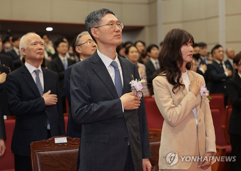 국민의례 하는 문형배 헌재소장 권한대행 (출처=연합뉴스)