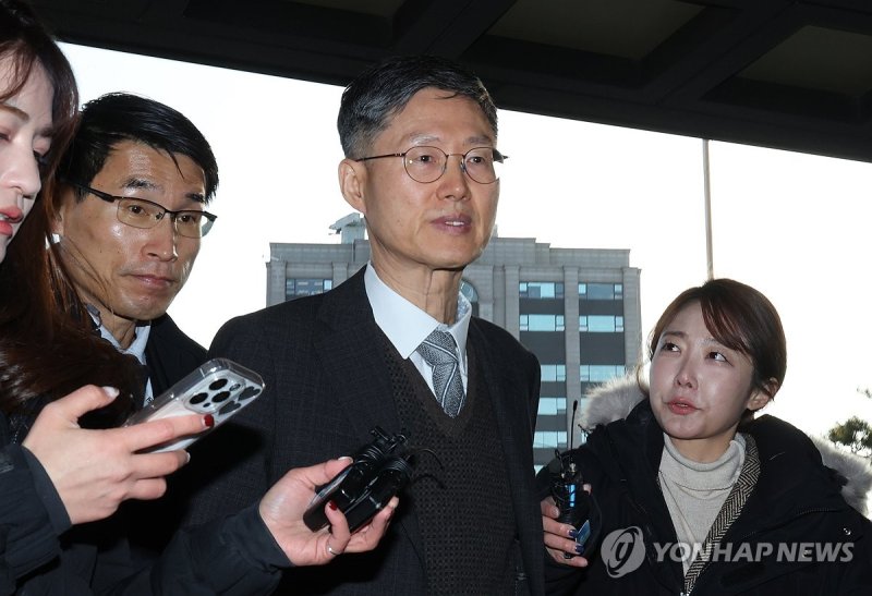 출근하는 문형배 헌법재판소장 권한대행 (출처=연합뉴스)