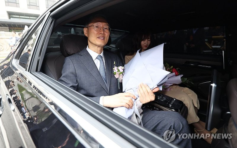 헌재 떠나는 문형배 헌재소장 권한대행 (출처=연합뉴스)