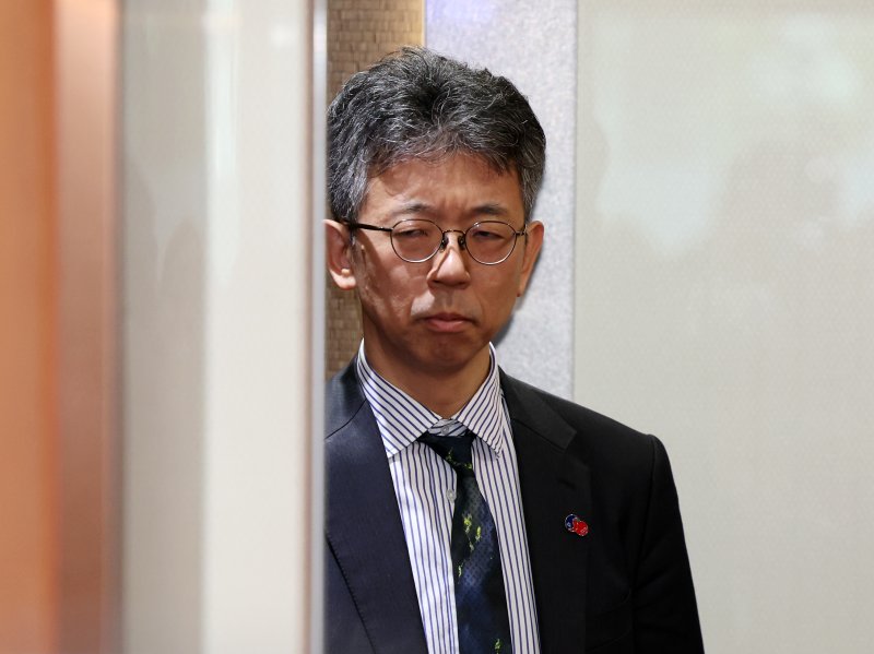 [서울=뉴시스] 배훈식 기자 = 독도 영유권 주장 전시관 재개관으로 초치된 이세키 요시야스 주한일본대사관 총괄공사대리(정무공사)가 18일 오후 서울 종로구 외교부 청사 승강기에 굳은 표정으로 타고 있다. 2025.04.18. dahora83@newsis.com