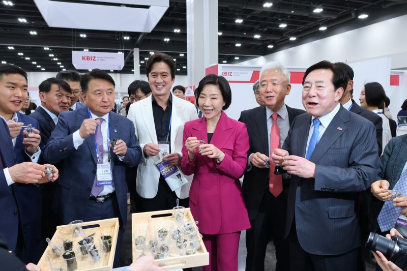 기업전시회를 둘러보는 주요 인사들 (출처=연합뉴스)