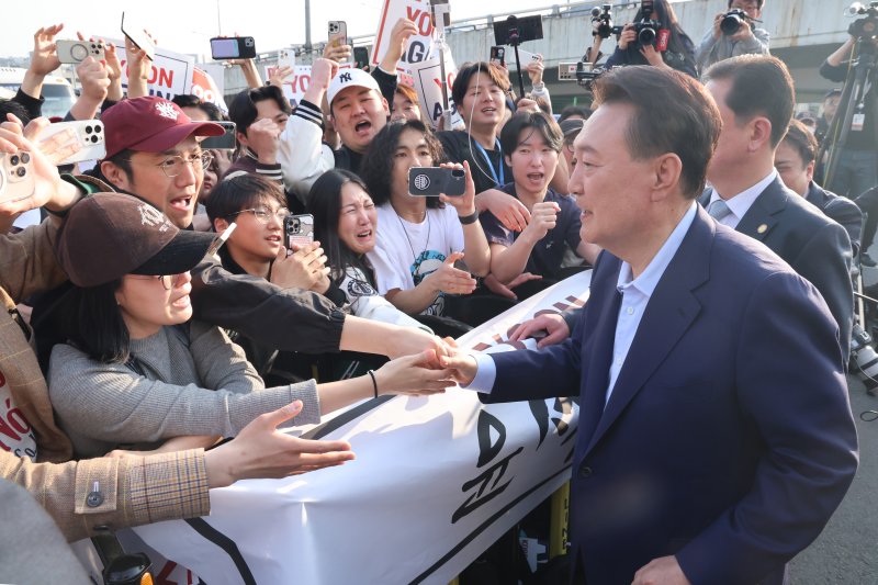 윤석열 전 대통령이 파면 결정 후 일주일 만인 11일 오후 서울 용산구 한남동 대통령 관저를 떠나기 앞서 정문 앞에서 지지자들과 인사를 나누고 있다. (공동취재) 2025.4.11/뉴스1 ⓒ News1 김성진 기자