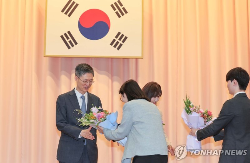 꽃다발 받는 문형배 헌재소장 권한대행 (출처=연합뉴스)