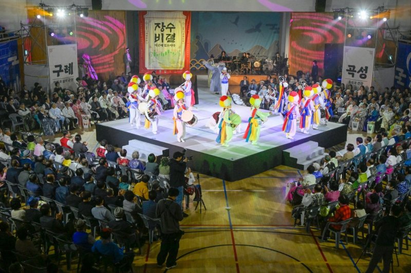 18일 전북 순창군 장애인체육관에서 열린 구곡순담 100세 잔치 모습.(순창군 제공. 재판매 및 DB금지)/뉴스1