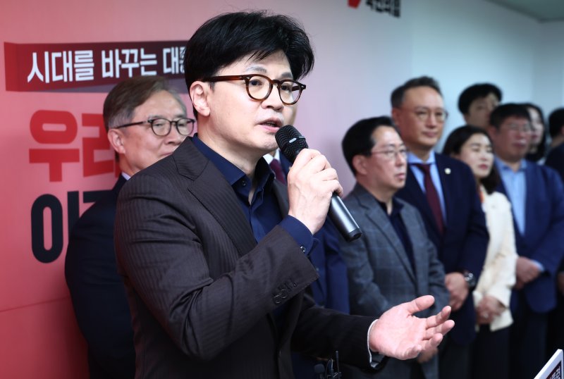한동훈 국민의힘 대선 경선 후보가 18일 서울 여의도에 마련된 국민먼저캠프 사무실에서 캠프 인사 발표 기자회견을 하고 있다. 2025.4.18/뉴스1 ⓒ News1 김민지 기자