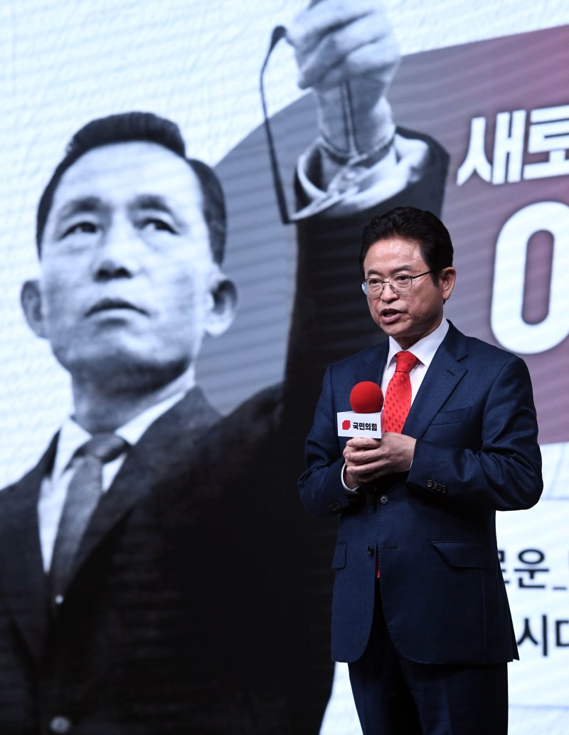 이철우 국민의힘 경선 후보가 18일 오후 서울 강서구 ASSA아트홀에서 열린 국민의힘 '제21대 대통령후보자 1차 경선 비전대회'에서 비전을 발표하고 있다. (공동취재) 2025.4.18/뉴스1 ⓒ News1 이재명 기자