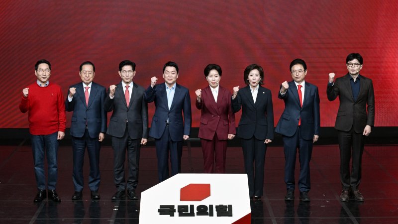 18일 서울 강서구 ASSA 아트홀에서 열린 '제21대 대통령 후보자 국민의힘 1차 경선 후보자 비전대회'에서 후보자들이 기념촬영을 하고 있다. 왼쪽부터 유정복, 홍준표, 김문수, 안철수, 양향자, 나경원, 이철우, 한동훈 후보. (공동취재) 2025.4.18/뉴스1 ⓒ News1 이재명 기자