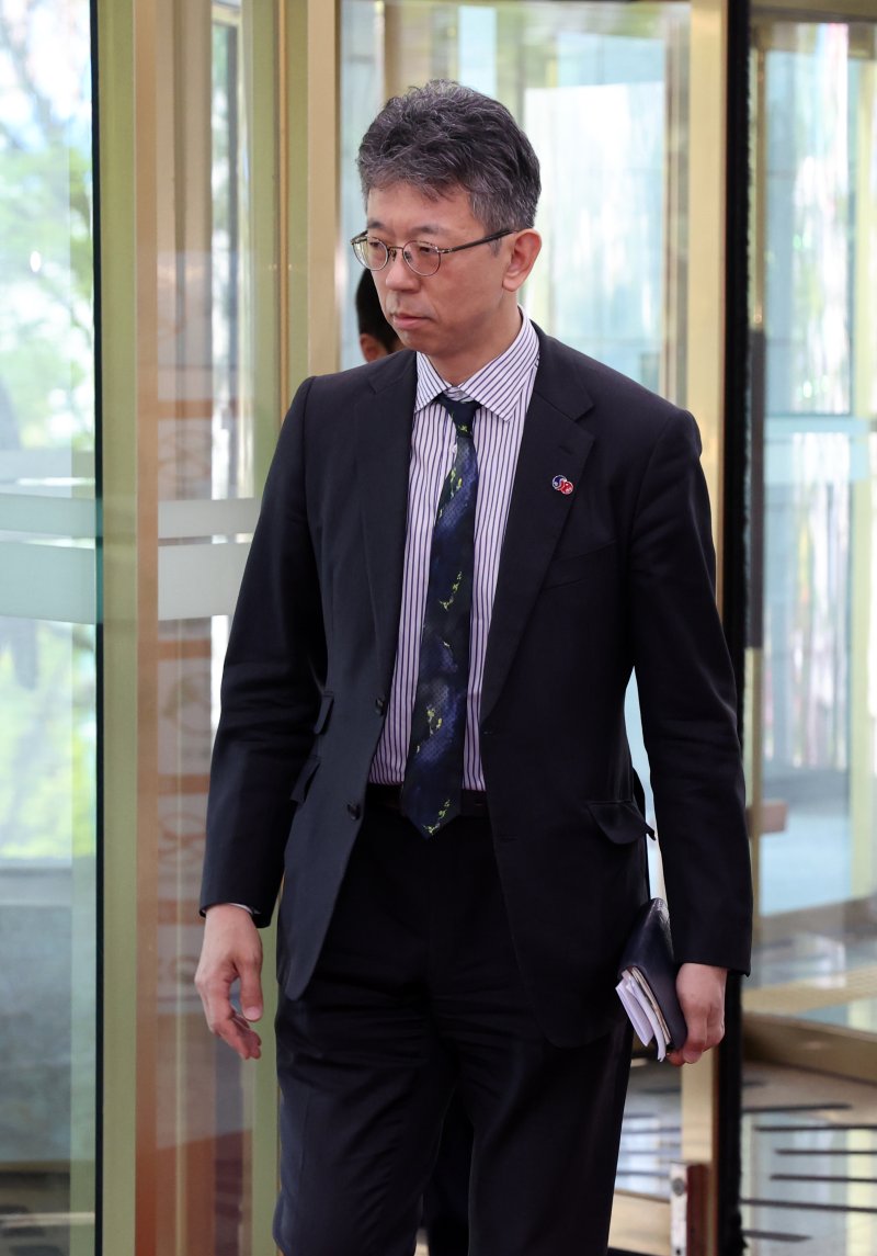 [서울=뉴시스] 배훈식 기자 = 독도 영유권 주장 전시관 재개관으로 초치된 이세키 요시야스 주한일본대사관 총괄공사대리(정무공사)가 18일 오후 서울 종로구 외교부 청사에 들어서고 있다. 2025.04.18. dahora83@newsis.com