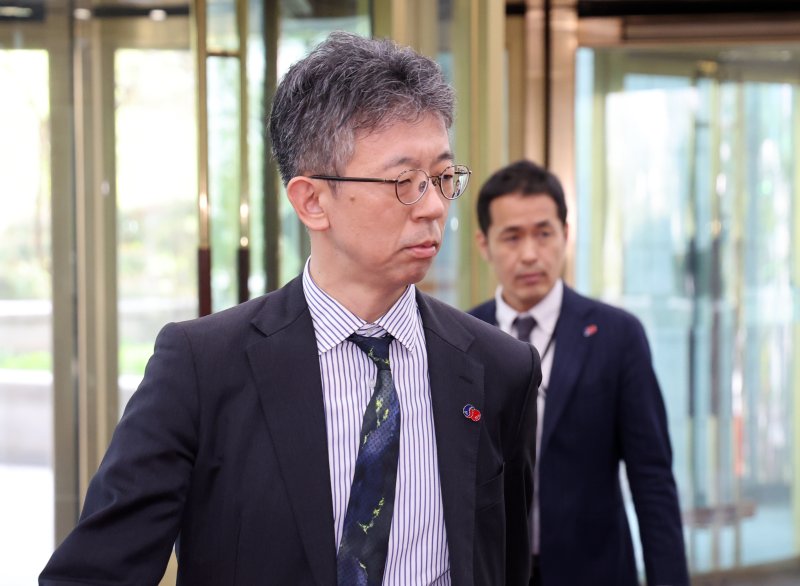 [서울=뉴시스] 배훈식 기자 = 독도 영유권 주장 전시관 재개관으로 초치된 이세키 요시야스 주한일본대사관 총괄공사대리(정무공사)가 18일 오후 서울 종로구 외교부 청사에 들어서고 있다. 2025.04.18. dahora83@newsis.com