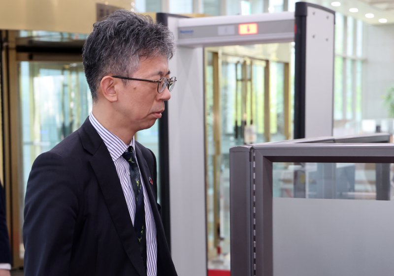 [서울=뉴시스] 배훈식 기자 = 독도 영유권 주장 전시관 재개관으로 초치된 이세키 요시야스 주한일본대사관 총괄공사대리(정무공사)가 18일 오후 서울 종로구 외교부 청사에 들어서고 있다. 2025.04.18. dahora83@newsis.com