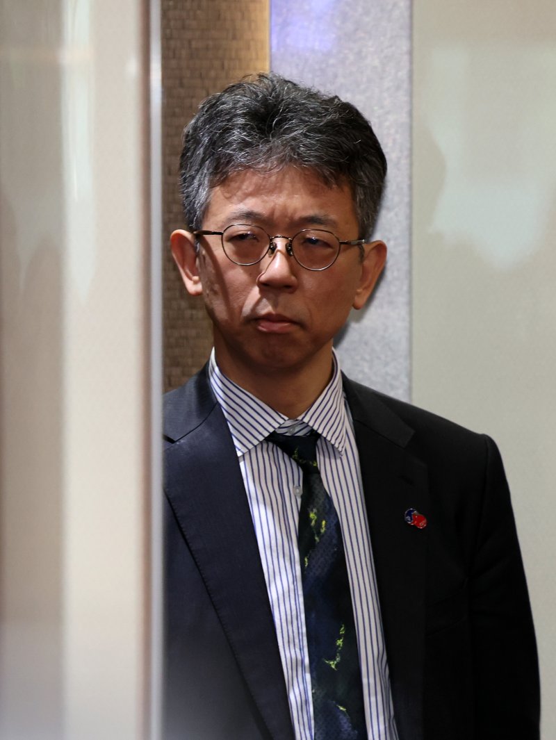 [서울=뉴시스] 배훈식 기자 = 독도 영유권 주장 전시관 재개관으로 초치된 이세키 요시야스 주한일본대사관 총괄공사대리(정무공사)가 18일 오후 서울 종로구 외교부 청사 승강기에 굳은 표정으로 타고 있다. 2025.04.18. dahora83@newsis.com