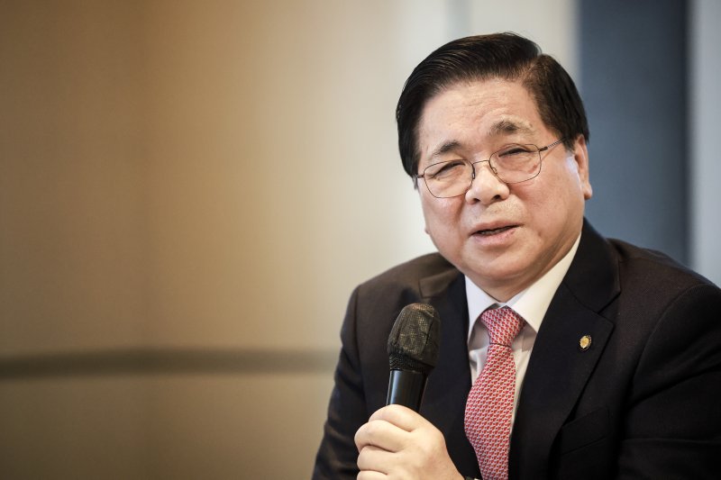 [서울=뉴시스] 정병혁 기자 = 이영훈 여의도순복음교회 담임목사가 11일 서울 종로구 포시즌스호텔 서울에서 열린 2025 여의도순복음교회 출입기자단 초청 기자간담회에서 모두발언을 하고 있다. 2025.03.11. jhope@newsis.com