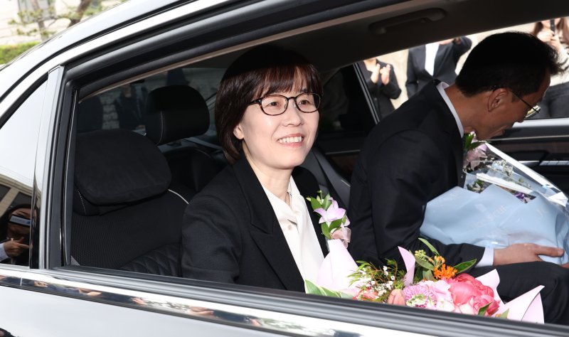 이미선 헌법재판관이 18일 서울 종로구 헌법재판소에서 열린 퇴임식을 마친 뒤 환송을 받으며 헌재를 나서고 있다. (공동취재) 2025.4.18/뉴스1 ⓒ News1 박정호 기자