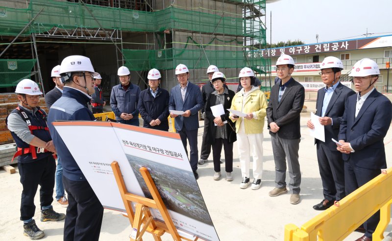 [전주=뉴시스]윤난슬 기자 = 전북 전주시의회 결산검사위원회는 18일 2024회계연도의 결산검사를 위해 주요 사업 현장을 점검했다고 밝혔다.2025.04.18.(사진=전주시의회 제공)