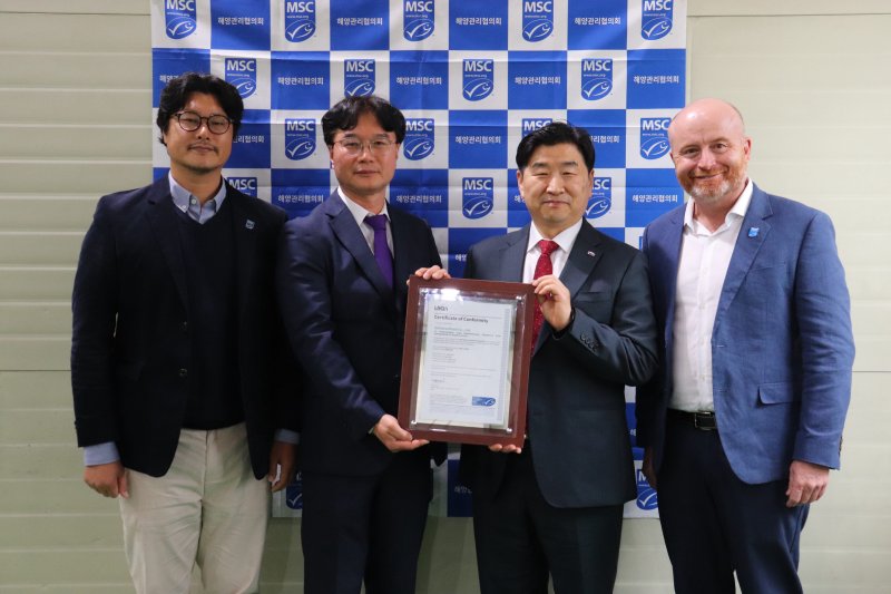 17일 유니버셜푸드 본사에서 열린 MSC 인증서 수여식에서 서종석 MSC 한국대표, 조경래 유니버셜푸드 대표, 이일형 로이드인증원 대표, 패트릭 칼레오 MSC APAC 지역 총괄 디렉터(왼쪽부터)가 기념사진을 촬영하고 있다.(MSC 제공. 재판매 및 DB금지)
