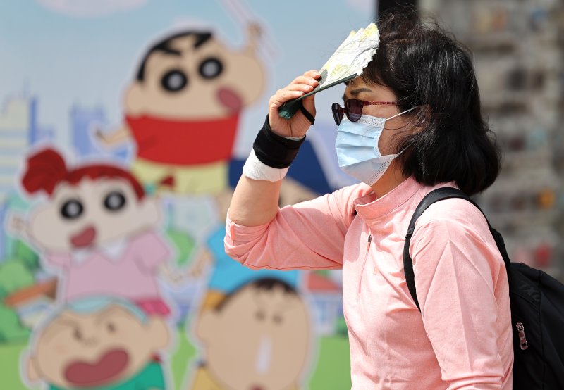 [대구=뉴시스] 이무열 기자 = 대구 낮 최고기온이 29도까지 오르며 초여름 날씨를 보인 18일 대구 중구 동성로에서 한 시민이 부채로 햇빛을 가린 채 길을 걷고 있다. 2025.04.18. lmy@newsis.com