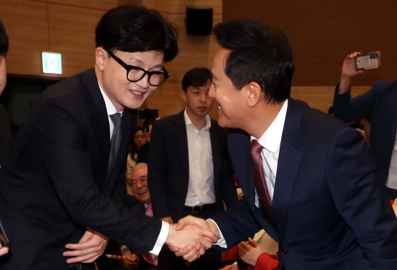 [서울=뉴시스] 조성봉 기자 = 한동훈 국민의힘 대표와 오세훈 서울시장이 24일 오후 서울 여의도 국회 의원회관 대회의실에서 열린 한미동맹 발효 70주년 기념 다큐멘터리: K-A 가디언즈 시사회에서 악수를 하고 있다. 2024.09.24. suncho21@newsis.com