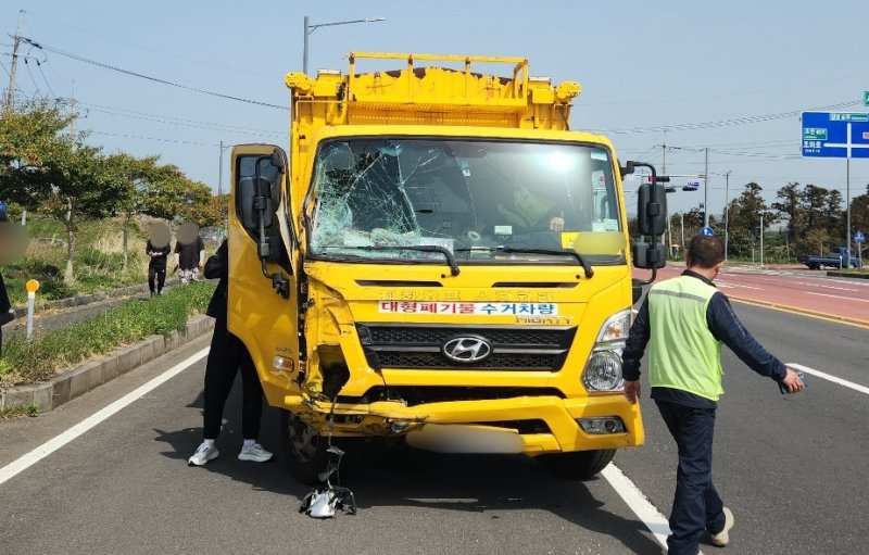 18일 오후 제주시 조천읍에서 대형 폐기물 수거차량과 경차가 충돌해싿.(제주도소방안전본부 제공. 재판매 및 DB 금지)