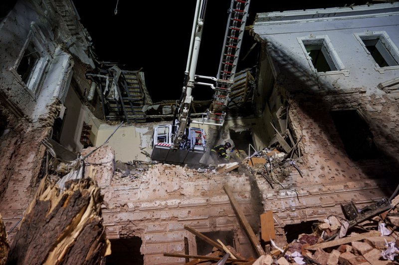 [수미=AP/뉴시스] 지난 13일(현지 시간) 우크라이나 수미에서 구조대가 러시아의 미사일 공격으로 파괴된 대학 건물 잔해를 수습하고 있다. 2025.04.18.