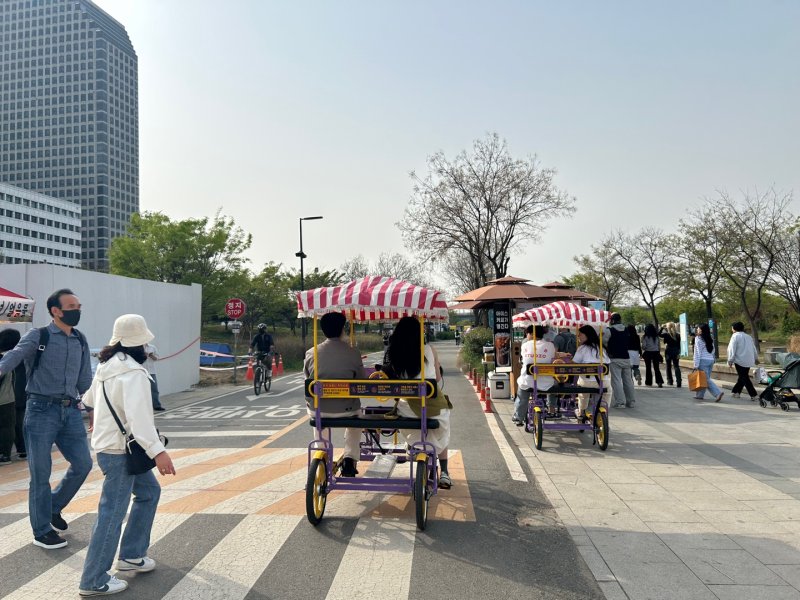 [서울=뉴시스]이지민 수습 기자=18일 오후 4시께 서울 영등포구 여의도 한강공원에 나들이객이 북적이고 있다. 2025.04.18 ezmin@newsis.com *재판매 및 DB 금지