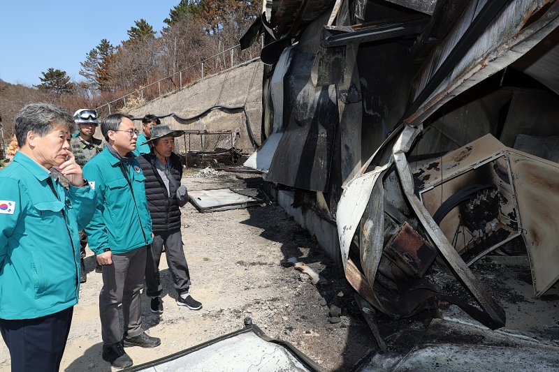고기동 중앙재난안전대책본부장(행정안전부장관 직무대행)이 경북 영덕군 산불피해 양식장 현장을 방문해 피해 상황을 점검하고 있다. (행정안전부 제공. 재판매 및 DB 금지) 2025.4.2/뉴스1