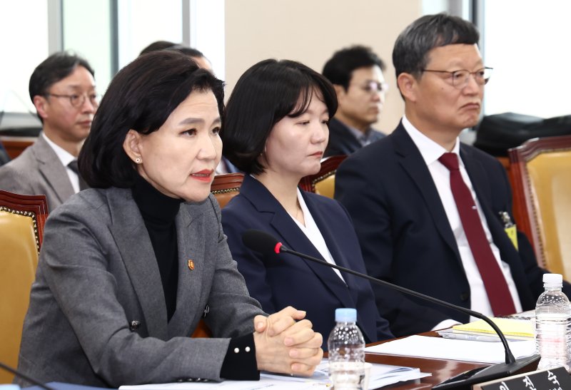이진숙 방송통신위원장이 18일 오후 서울 여의도 국회에서 열린 '과학기술방송통신위원회 전체회의'에 출석해 의원 질의에 답변하고 있다. 오른쪽부터 김유열 EBS 사장, 최수연 네이버 대표, 이 위원장. 2025.4.18/뉴스1 ⓒ News1 김민지 기자