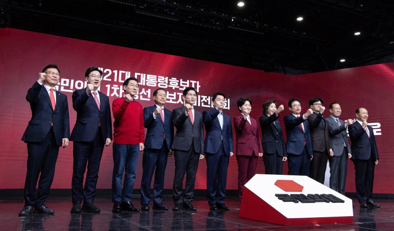 18일 오후 서울 강서구 ASSA아트홀에서 열린 '제21대 대통령후보자 국민의힘 1차 경선 후보자 비전대회' 에 참석한 후보들이 당지도부와 기념 촬영을 하고 있다. 왼쪽부터 이양수 사무총장, 권성동 원내대표, 유정복, 홍준표, 김문수, 안철수, 양향자, 나경원, 이철우, 한동훈 후보, 권영세 비대위원장, 황우여 선거관리위원장. 2025.4.18/뉴스1 ⓒ News1 이재명 기자