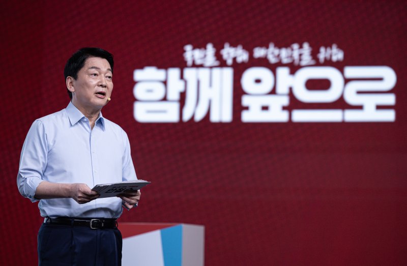 안철수 국민의힘 경선 후보가 18일 오후 서울 강서구 ASSA아트홀에서 열린 국민의힘 '제21대 대통령후보자 1차 경선 비전대회'에서 비전을 발표하고 있다. 2025.4.18/뉴스1 ⓒ News1 이재명 기자