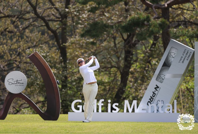 김민주가 18일 경북 김해 가야CC에서 열린 '넥센 세인트나인 마스터즈' 1라운드 18번 홀에서 티샷 하고 있다. (KLPGA 제공. 재판매 및 DB 금지) 2025.4.18/뉴스1