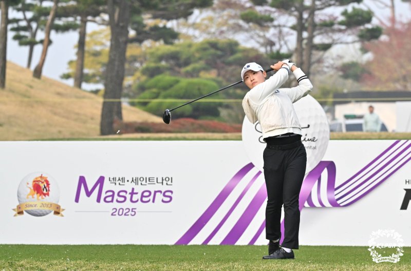 서지은이 18일 경북 김해 가야CC에서 열린 '넥센 세인트나인 마스터즈' 1라운드 1번 홀에서 티샷 하고 있다. (KLPGA 제공. 재판매 및 DB 금지) 2025.4.18/뉴스1