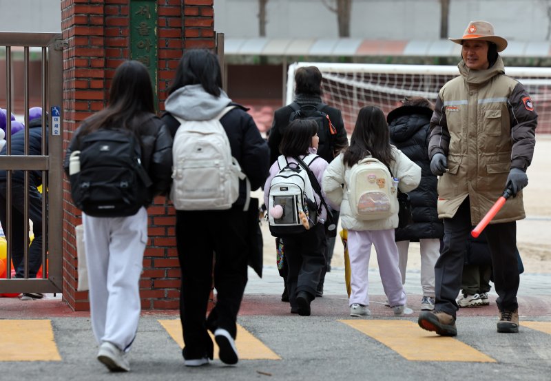 삼일절 연휴 후 첫 평일로 개학식과 입학식이 몰린 4일 오전 서울 마포구 아현초등학교에서 학생들이 등교하고 있다.(사진은 기사 내용과 무관함) / 뉴스1 ⓒ News1