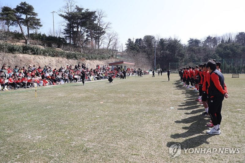 A매치 휴식기 맞아 팬들과 만난 강원FC (출처=연합뉴스)