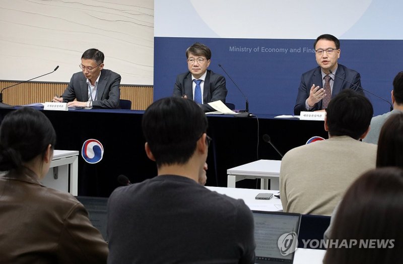 유병서(오른쪽) 신임 예산실장과 박금철(왼쪽) 신임 세제실장 (출처=연합뉴스)