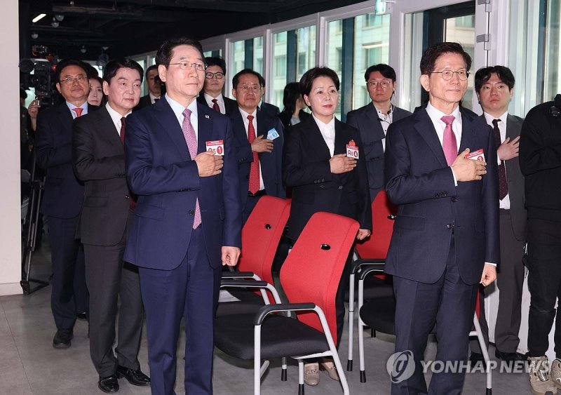 국기의 경례하는 국민의힘 대선 경선 후보들 (출처=연합뉴스)