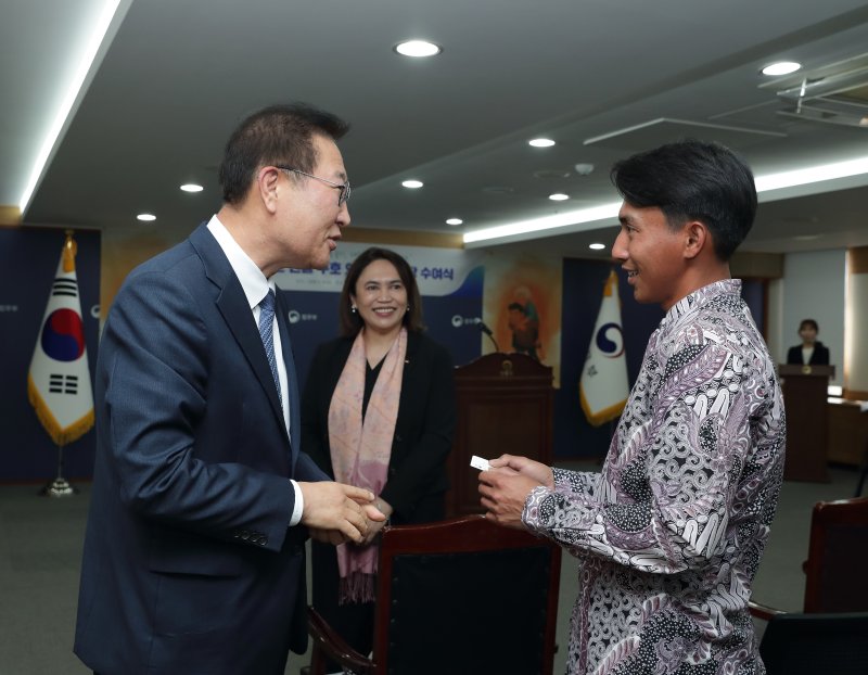 [서울=뉴시스] 법무부는 18일 법무부 대회의실에서 산불현장 인명구호 외국인 표창장 수여식을 열고 수기안토(31), 디피오 레오(24), 비키 셉타 에카(24)씨에게 법무부장관 표창을 수여했다. (사진=법무부 제공) 2025.04.18. *재판매 및 DB 금지